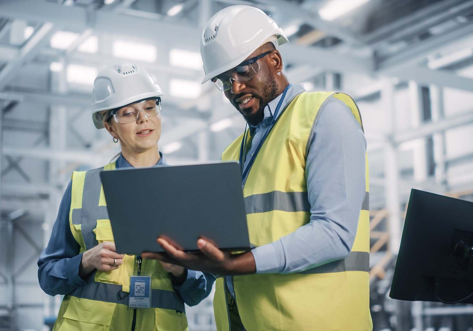 11_workers with laptop